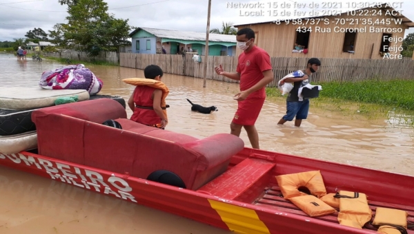 Rio Envira já desabriga famílias ao atingir dois bairros de Feijó nesta segunda-feira